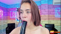 Abbycachonda haciendo mamadas con su dildo en la webcam