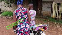 le transporteur chauffeur de moto et sa clientèle dans une baise publique en pleine route a Yaoundé au Cameroun. Sa grosse bite, il baise copieusement sa cliente sur la moto.En exclusivité sur xvideos.com et XVIDEOS RED