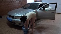 A girl washes a car and then masturbates her ass