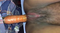 Masturbacion anal profundo con zanahoria