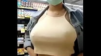 Mujer enseña los senos en un establecimiento público