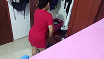 Hermanastra grabada cambiandose de ropa en su habitacion