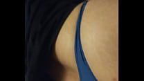 El culo de mi novia en tanga azul.