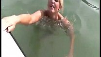 Me la follo a una nudista en mi bote