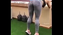 Hermosa chica haciendo ejercicios gym