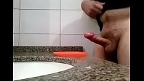 Masturbação no banheiro do trabalho