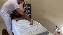 Preta da bunda grande sem masturbada durante massagem