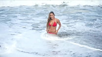 Alexa modelando en Santa Marta en un dia de playa perfecto