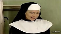 Deutsche Nonne in Klassiker Porno im Kloster in den Arsch gefickt