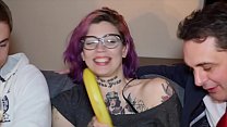 ragazza mette banana in figa