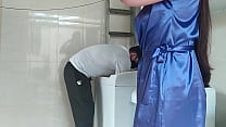 Casada provocando o técnico que foi arrumar a máquina de lavar roupas, a safada abriu o roupão na frente dele (Completo no RED e no Sheer)