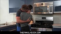 Joe, son beau-fils, jeune minet maigre, ex sexe avec son beau-père Wesley Woods dans la cuisine familiale