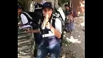 Mujer del censo en Guatemala se mete un banano en la boca
