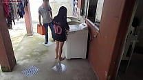 Dona de casa casada paga técnico de máquina de lavar com a bunda enquanto marido corno esta fora