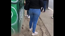 Jeans ajustados de mujer sexy y guapa