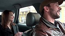 Petite coquine se masturbe dans le taxi qui en profite pour la doigter