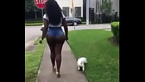 Sexy negra paseando perro