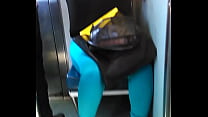 1 - chica hermosa del metro en zapatillas exhibiendo super escote