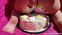 Lilkiwwimonster gets SUPER messy on her birthday by SMASHING a cake under her ASS!