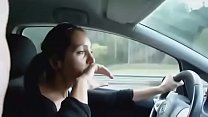 Девушка за рулем дрочит член во время поездки в машине
