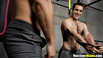 Gay crossfit trainer got horny during work out with client