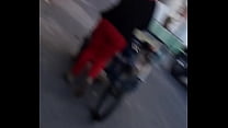 culito rojo en la calle