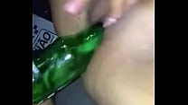 Socando garrafa na buceta