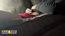 Jovencito virgen se masturba por primera vez en el sofá | Orgasmo intenso de una gran polla