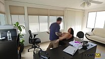 LOAN4K. Agent genießt Mund und Vagina von Brunette Hottie im Büro