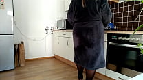 Fat milf fingers herself in the kitchen and gets cum on her ass
