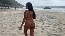 Vídeo amador gostosa dando para dois novinho na praia de nudismo