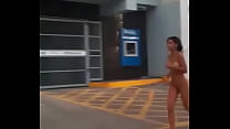Venezolana corre desnuda