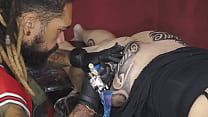 Professora gostosa sendo tatuada na bunda por um negão