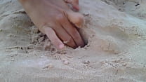Fazendo uma sacanagem artística nas areias da praia