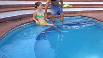 la primeras clases de natación de mi pequeña hermanastra .
