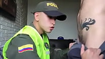 El policia colombiano da una mamada